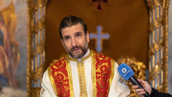 actorul silviu biris imbracat in haine de preot in biserica da interviu pentru trinitas