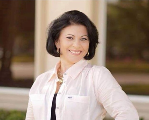 elena carstea cu parul scurt brunet imbracata in sacou alb zambeste