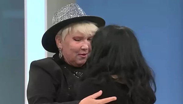 silvia dumitrescu cu palarie cu paiete pe cap o imbratiseaza pe elena carstea