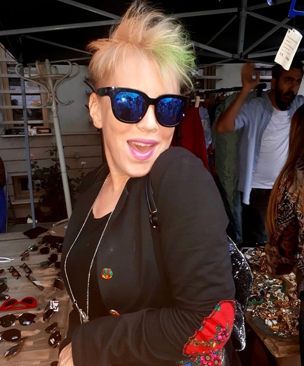 silvia dumitrescu cu parul scurt blond si ochelari de soare la ochi