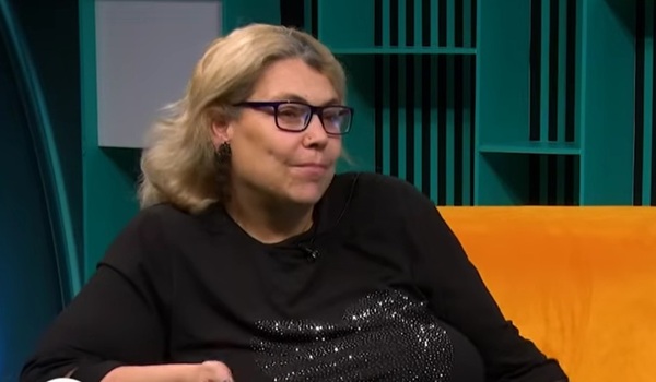 ioana tufaru imbracata in negru cu ochelari la ochi si parul scurt blond sta pe o canapea si vorbeste