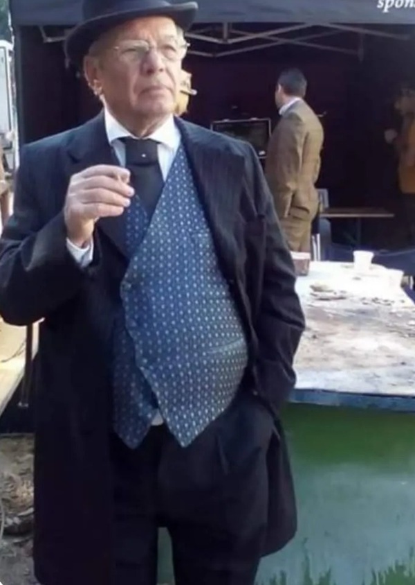 marcel horobet imbracat in costum cu cravata cu joben in cap 