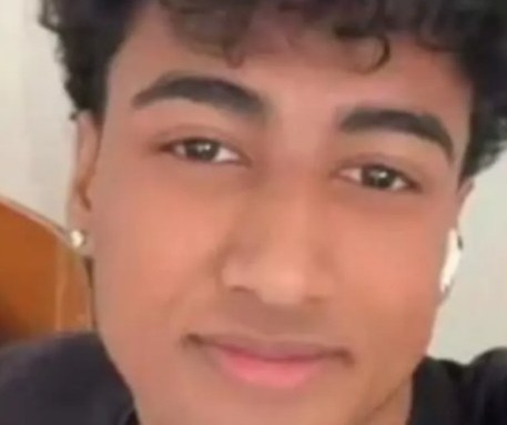 foto in prim plan cu un cetatean srilanchez cu parul cret