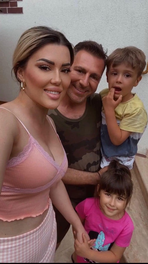 iulia sabbagh in maieu roz face un selfie cu sotul ei care il tine in brate pe geo fiul lor