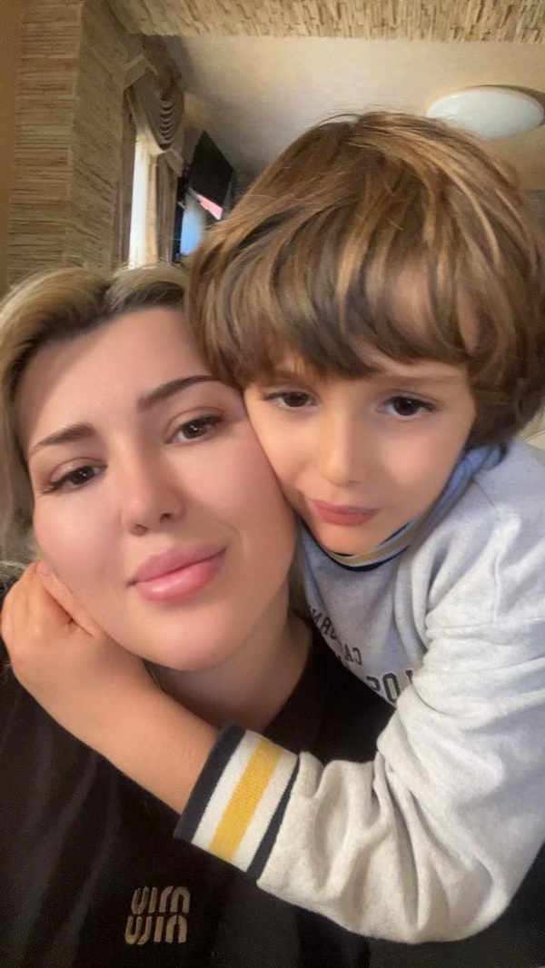 iulia sabbagh imbracata in negru impreuna cu baiatul ei geo care o tine de gat si fac un selfie