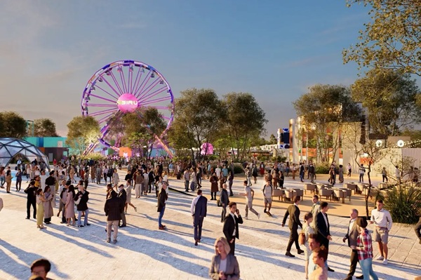 fotografie cu proiectul nibiru la malul marii cu mai multi turisti