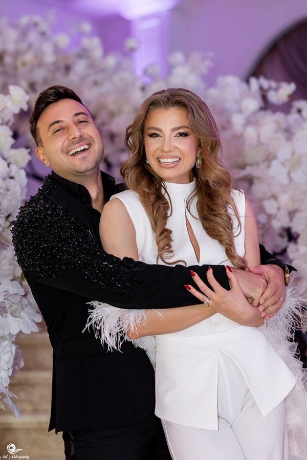 valentin sanfira in costum negru o tine in brate pe codruta filip imbracata in rochie alba