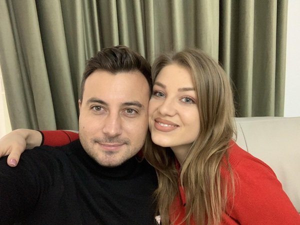 valentin sanfira in pulover negru face selfie cu codruta filip imbracataa in rosu