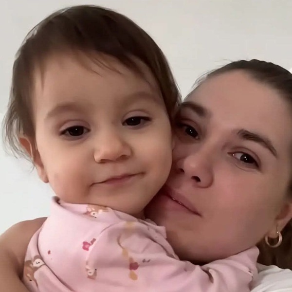 alina madalina isi tine fiica pe maya in brate