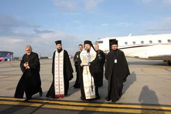 delegatie formata din 4 reprezentanti ai bisericii care aduc lumina sfanta cu avionul