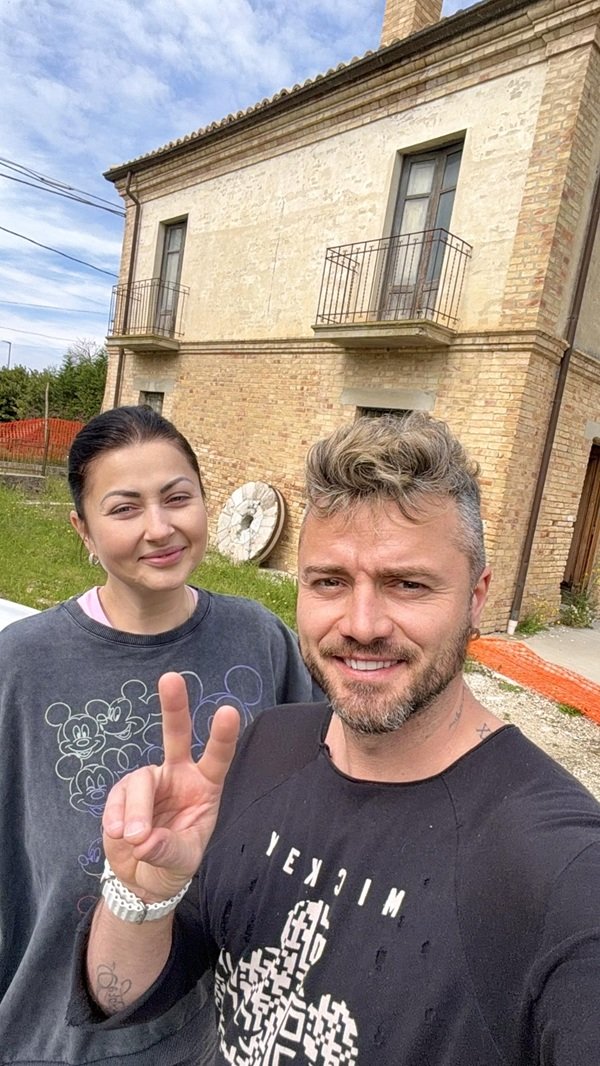 gabriela cristea si tavi clonda fac un selfie cu casa lor din italia