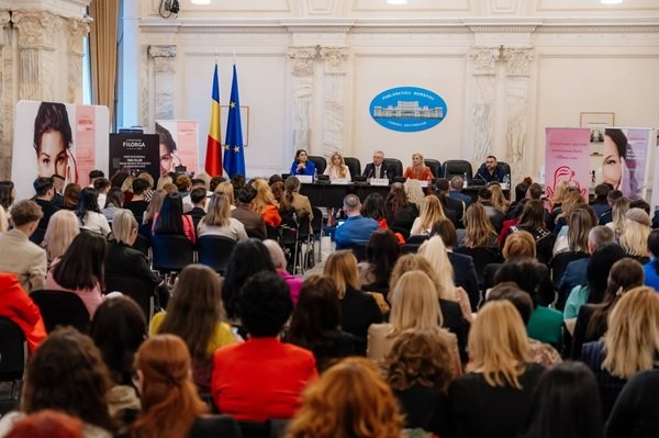 mai multe persoane stranse intr-o sala in parlamentul romaniei unde s-a votat legea femicidului