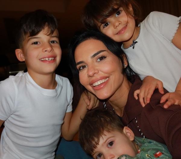 andreea popescu zambeste si face un selfie alaturi de cei trei copii ai sai