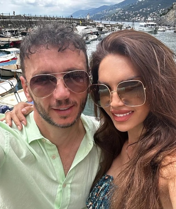 cristina spatar isi tine sotul de gat imbracat in camasa culoare verzuie