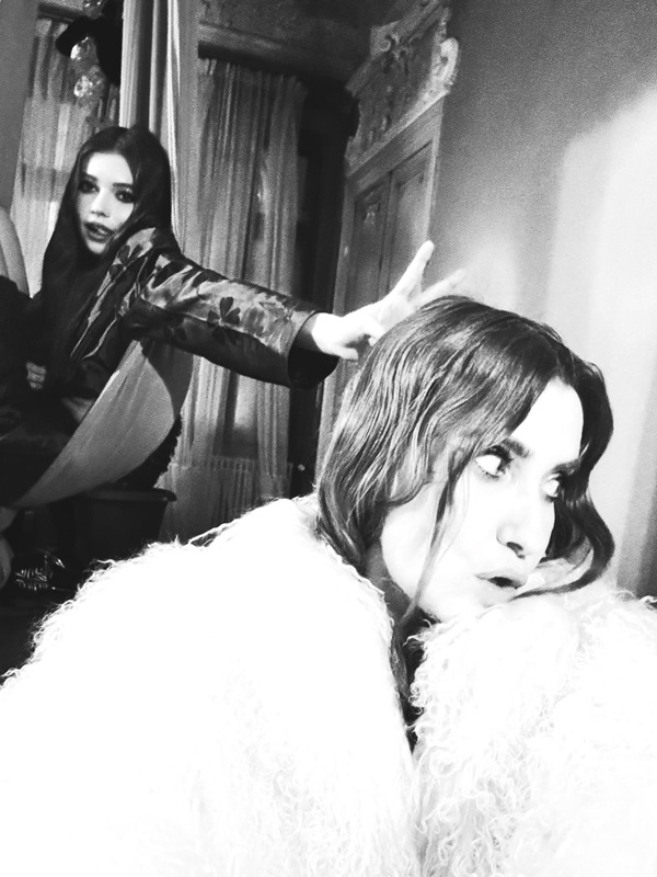 poza alb negru cu iulia si mikaela albu care intinde mana spre mama ei