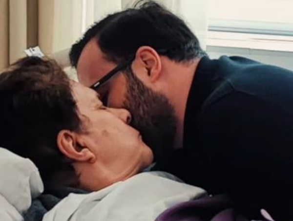 mihai gadea isi saruta mama bolnava pe obraz pe patul de spital