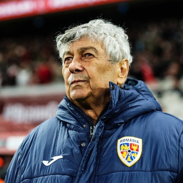 mircea lucescu pe terenul de sport imbracat in geaca albastra cu parul grizonat