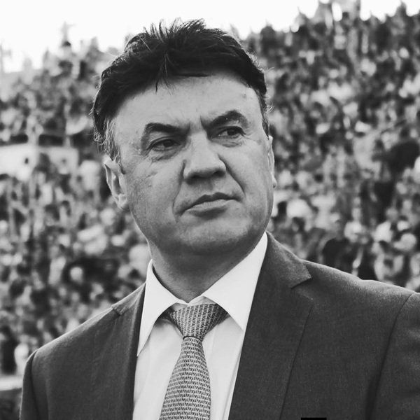 poza alb negru cu portarul borislav mihailov in costum