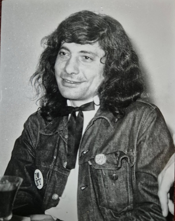 poza cu florian pittis alb negru cu o geaca de piele si parul lung lasat pe spate