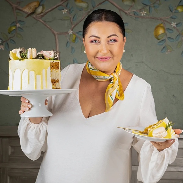 gabriela cristea imbracata in alb tine in mana doua prajituri