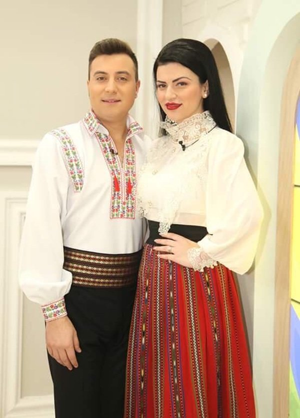 valentin sanfira si lavinia t&icirc;rzianu in costume populare in platoul unei emisiuni