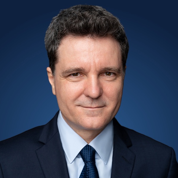 nicusor dan presedintele romaniei in costum albastru cu cravata