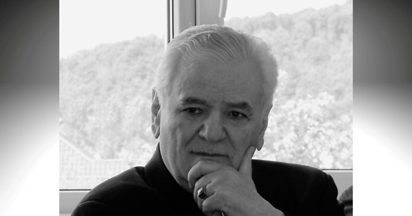 fotografie alb negru cu liviu maior imbracat in costum negru