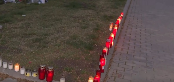 mai multe candele aprinse pe marginea unui trotuar