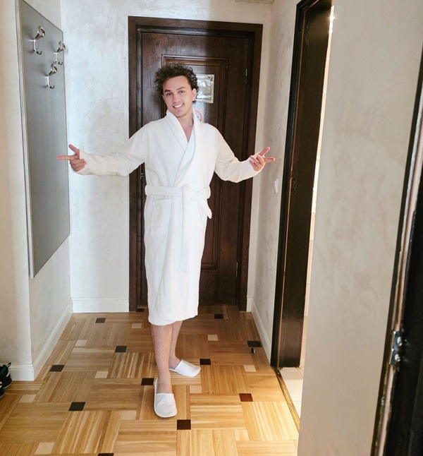 mihai traistariu in halat alb intr-o camera de hotel