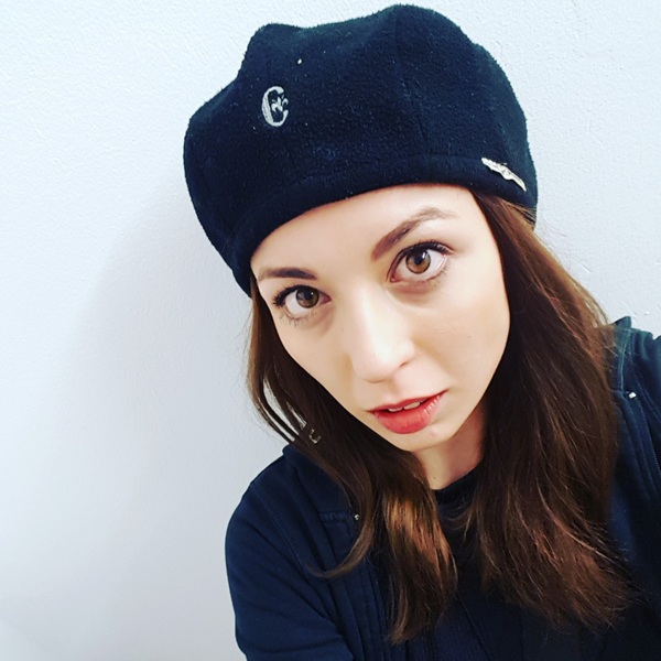 fata roscata cu basca neagra in cap imbracata in negru