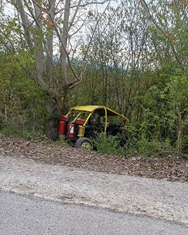 buggy artizanal cazut in sant pe marginea unui drum