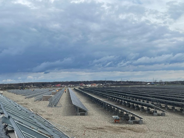 mai multe panouri solare amplasate pe un camp