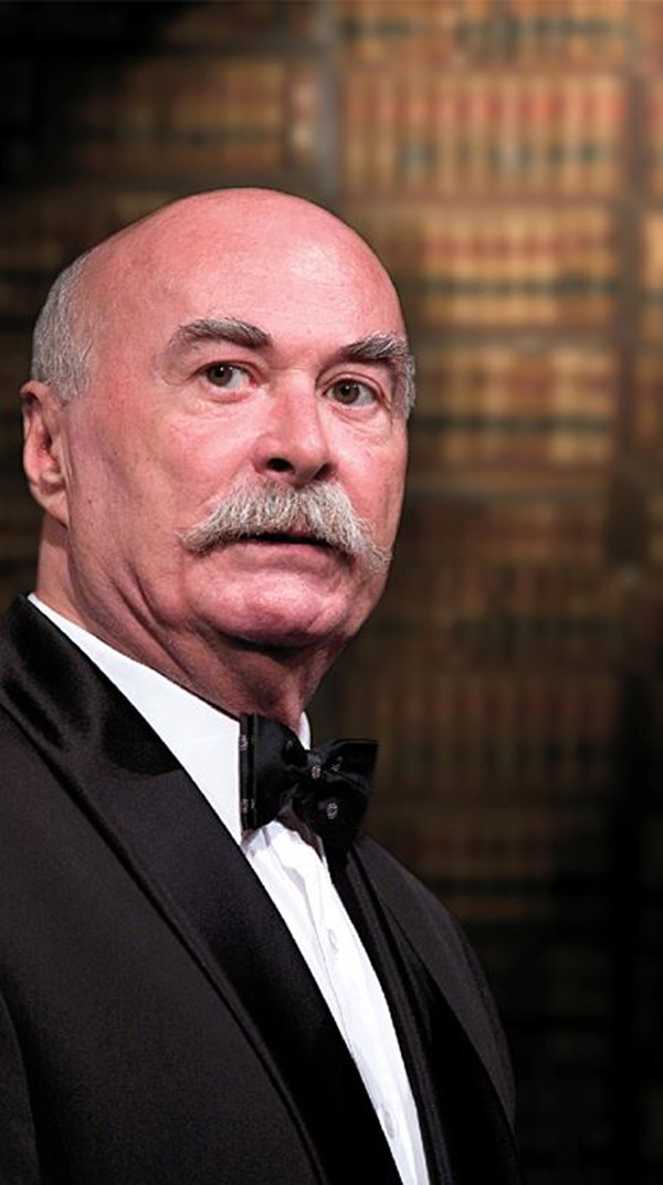 tudor gheorghe in costum negru cu camasa alba si papion