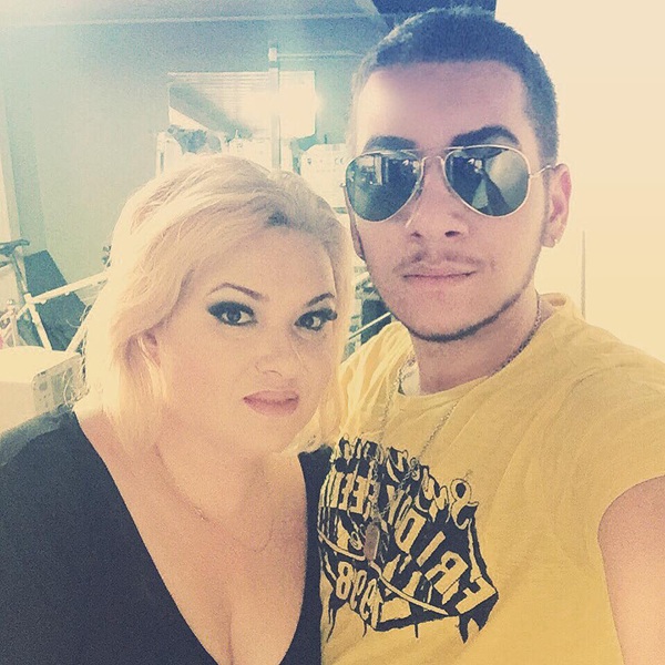 viorica de la clejani imbracata in negru face un selfie cu fiul ei, fulgy imbracat in galben