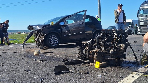 probe la fata locului unui accident cu o masina rasturnata