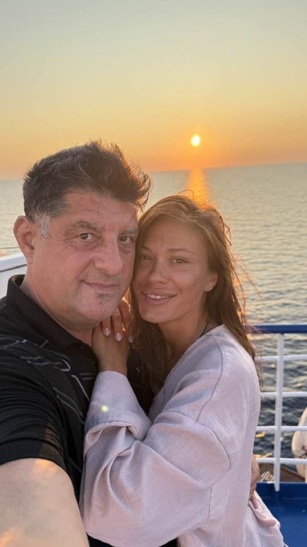 tavi colen impreuna cu emma stefan la un rasarit de soare la mare