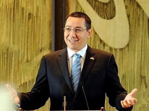 victor ponta cu bratele deschise in costum negru si cu camasa alba da o declaratie