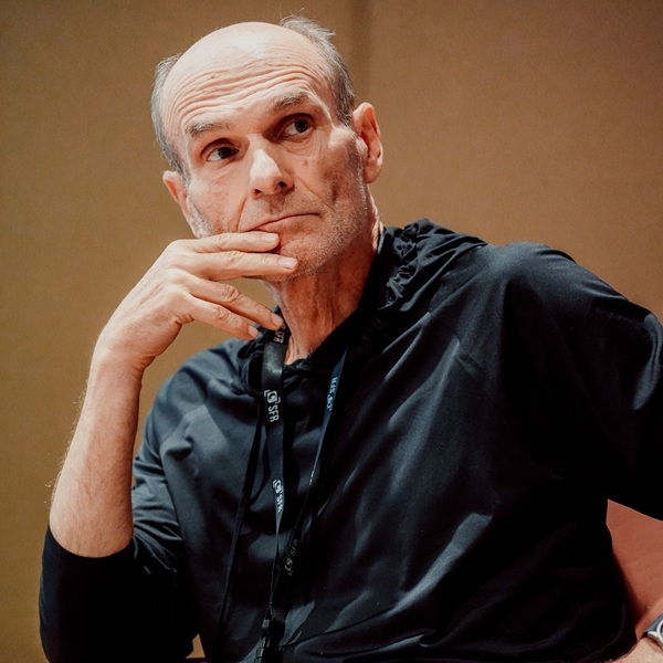 jurnalistul cristian tudor popescu imbracat in negru sta ganditor cu mana la mandibula