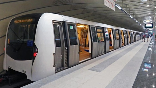 metrou bucuresti oprit in statie cu toate usile deschise fara calatori