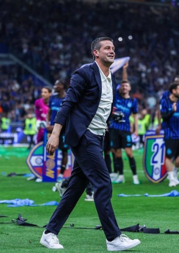 cristi chivu in costum bleumarin pe terenul de fotbal