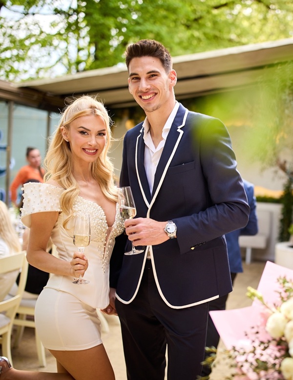 andreea balan in rochie alba scurta cu victor cornea in costum negru
