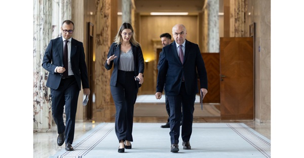 diana buzoianu impreuna cu bolojan si inca un domn merg pe holurile parlamentului