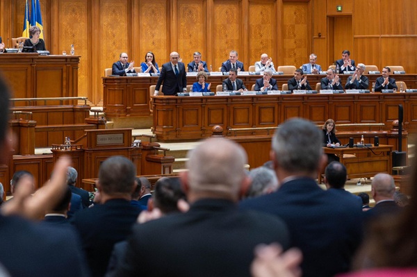 imagine din parlament cu mai mulți senatori si deputati si ilie bolojan