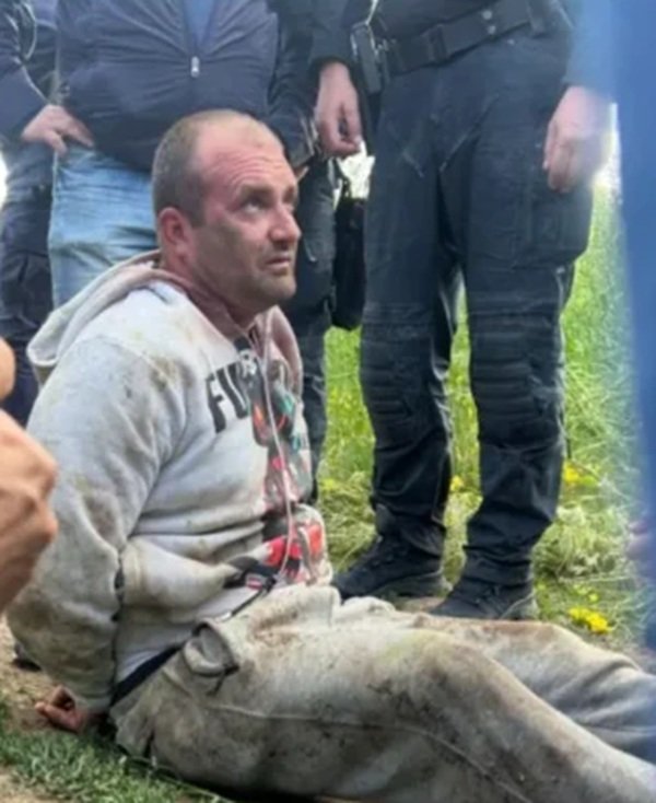 criminal prins de politisti pus la pamant in trening gri