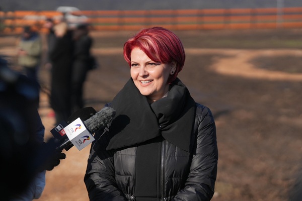 olguta vasilescu in geaca neagra cu fular la gat da un interviu
