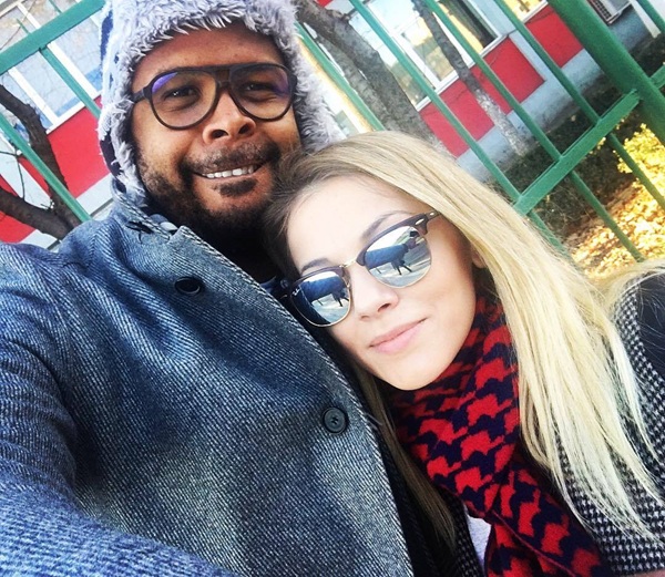 cabral in geaca de blugi si ochelari de soare si andreea ibacka selfie