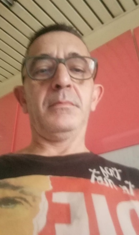 barbat cu ochelari de vedere si tricou colorat face selfie