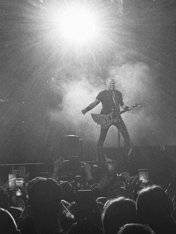 chitaristul metallica pe scena in bucuresti in atmosfera cu fum