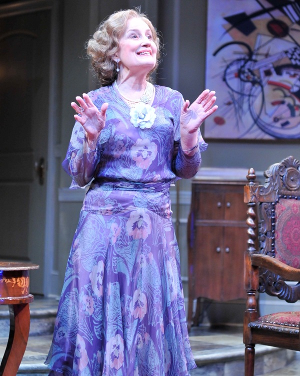actrita jennifer harmon in rochie lunga mov pe scena teatrului
