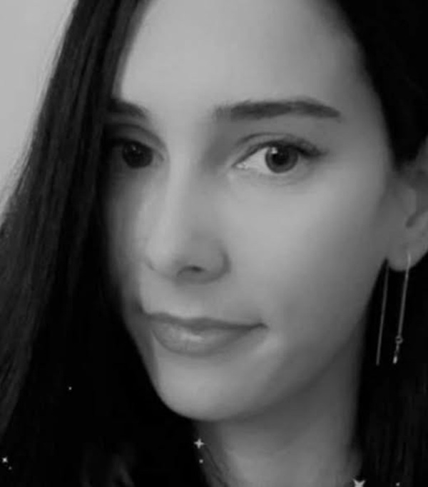 portret alb negru al unei femei brunete cu parul lung